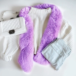 Dettaglio maglione in maglia bianca con collo e finiture in ecopelliccia lavanda