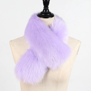 Détail d'une écharpe en fourrure synthétique violet clair avec texture pelucheuse douce