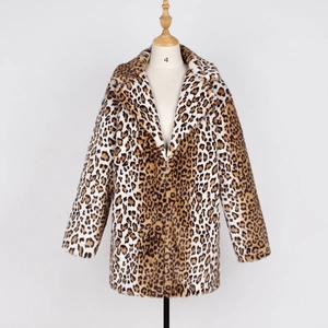 Détail du manteau en fausse fourrure léopard avec large col à revers et texture peluche