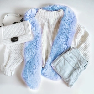 Dettaglio maglione bianco in maglia grossa con colletto in ecopelliccia azzurra