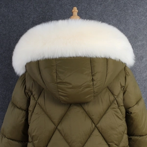 Détail du col en fausse fourrure blanche et manteau matelassé vert olive à losanges