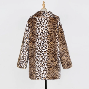 Vue arrière détaillée du manteau en fausse fourrure léopard montrant la texture épaisse