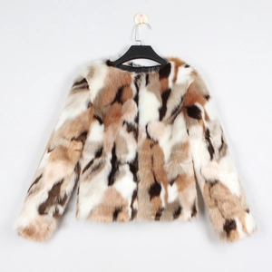Détail d'une veste en fausse fourrure bicolore avec motif géométrique et texture douce
