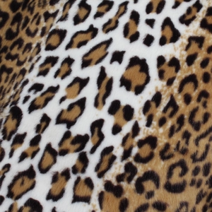 Vue macro détaillée montrant la texture douce et les fibres de la fausse fourrure léopard