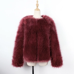 Dettaglio della densa pelliccia sintetica su un cappotto invernale corto rosso scuro elegante