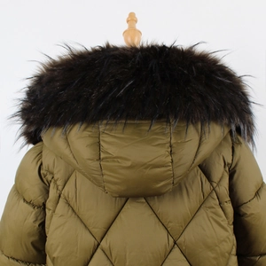 Détail d'une parka matelassée vert olive avec col en fausse fourrure sur la capuche dos