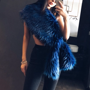 Détail d'une étole en fausse fourrure bleu-violet sur un modèle pour un look d'hiver