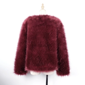 Dettaglio della trama in ecopelliccia bordeaux sul retro del cappotto invernale di lusso