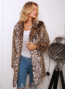 Détail du manteau en fausse fourrure léopard et du t-shirt avec motif soleil