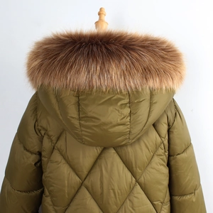 Détail de la parka matelassée vert armée avec grande bordure en fausse fourrure au dos