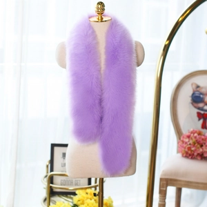 Dettaglio del collo in finta pelliccia color lavanda su manichino in ambiente elegante