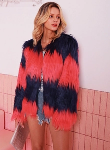 Detailansicht der Damen-Langarmjacke aus Kunstpelz in markantem Rot-Blau-Kontrastdesign