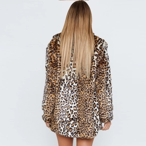 Manteau chic en fausse fourrure léopard pour femme de longueur moyenne avec texture en peluche