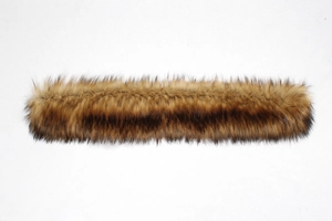 Détail d'un col en fausse fourrure épaisse avec texture rayée pour manteaux d'hiver