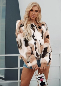 Détail d'un manteau en fausse fourrure multicolore blanc, marron et noir très doux