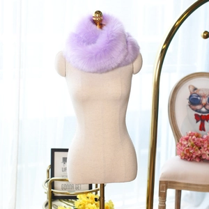 Lussuoso collo in ecopelliccia viola esposto su un manichino in un ambiente boutique