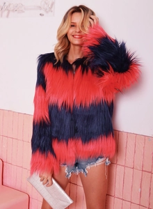 Kunstpelzmantel mit markanten rot-blauen Querstreifen und langem Plüschgewebe für Damen