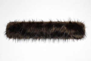 Détail d'une bordure en fausse fourrure marron foncé avec texture de poils longs et denses