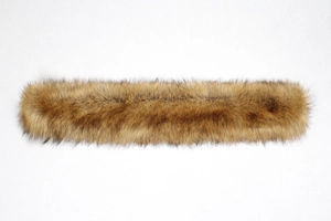 Vue détaillée du col en fausse fourrure camel avec texture dense et pointes foncées