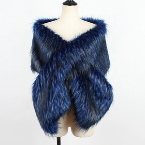 Détail d'un châle croisé en fausse fourrure bleu marine et noir aux fibres longues