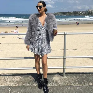 Damen schicke graue Kunstpelzjacke aus Straußenfedern mit blauem Blumenkleid und Stiefeln