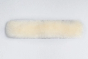 Gros plan sur la texture du col en fausse fourrure crème douce et dense pour l'hiver