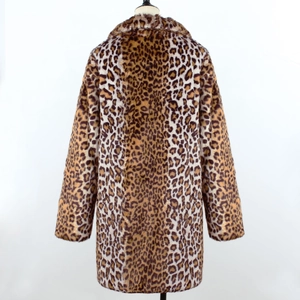 Vue détaillée du dos d'un manteau long en fausse fourrure avec motif léopard classique
