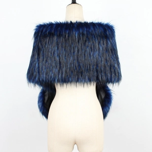 Détail du châle en fausse fourrure bleu roi et noir drapé sur les épaules d'un mannequin