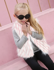 Détail du gilet en fausse fourrure rose et blanc pour filles avec texture douce