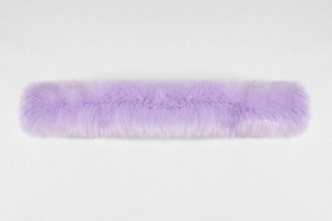 Vue détaillée du col en fausse fourrure lavande avec une texture douce et très pelucheuse