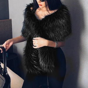 Châle de mariée luxueux en fausse fourrure noire avec texture pelucheuse pour les soirées
