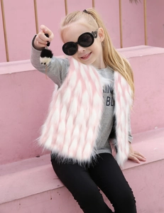 Détail du gilet en fausse fourrure rose et blanc pour enfants avec texture douce