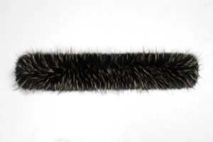 Détail d'un col en fausse fourrure marron foncé et noir avec une texture de poil long