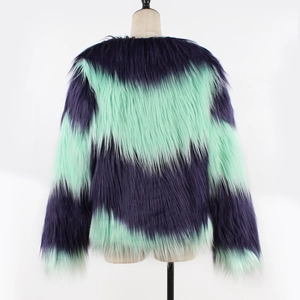 Detailansicht der lila und minzgrünen Kunstpelztextur an der langärmeligen Jacke