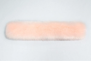 Détail d'un col en fausse fourrure rose poudré avec texture douce pour manteaux d'hiver