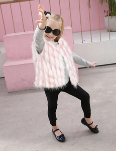 Détail du gilet en fausse fourrure rose et blanc pour filles avec texture moelleuse