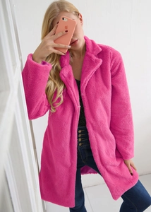 Détail de la texture en fausse fourrure et du revers du manteau teddy rose vif