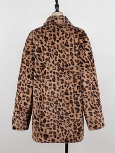Vue arrière détaillée d'un manteau en fausse fourrure léopard avec une coupe droite longue