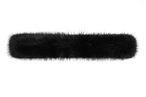 Détail du col en fausse fourrure noire montrant la texture dense et duveteuse pour l'hiver