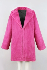 Manteau long en fausse fourrure rose avec revers et doublure matelassée noire sur mannequin
