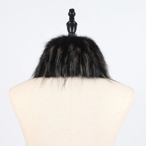 Détail du col en fausse fourrure marron foncé et noir sur un mannequin pour l'hiver