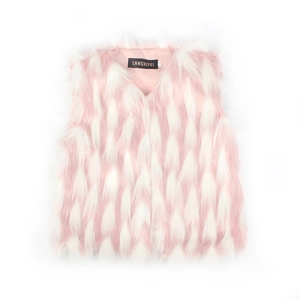 Détail du gilet en fausse fourrure rayée avec doublure en satin rose et col en V