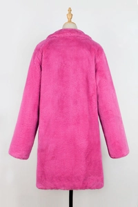 Vue arrière d'un long manteau en fausse fourrure rose vif avec une texture épaisse