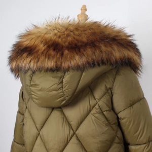 Détail d'un manteau d'hiver matelassé vert olive avec grand col en fausse fourrure brune