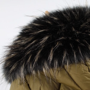 Détail du col en fourrure sur une parka d'hiver matelassée vert olive