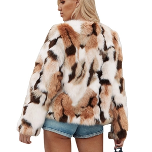 Veste courte en fausse fourrure pour femmes avec taches marron et blanches et design rétro