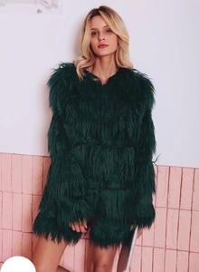 Détail d'un manteau en fausse fourrure vert foncé avec col rond et texture peluche