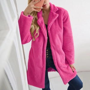 Manteau long en fausse fourrure rose vif avec col à revers et texture peluche
