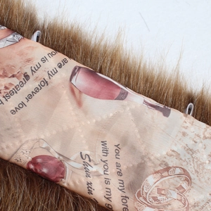 Gros plan du col en fausse fourrure avec doublure en satin beige à motifs romantiques