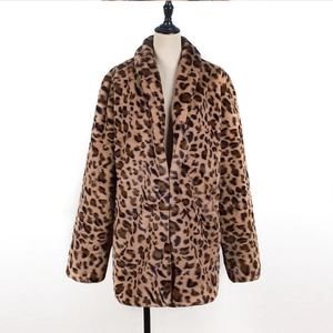Manteau léopard en fausse fourrure pour femme avec grands revers et texture moelleuse